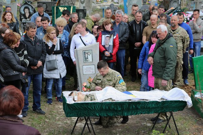 С погибшим в зоне АТО воином 53-й ОМБр Александром Матусом простились в Лисичанске 17