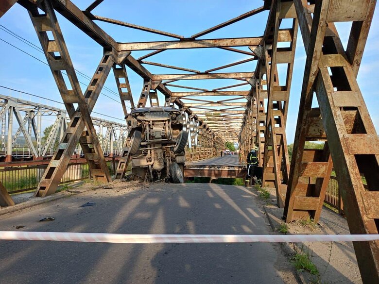 На Закарпатье во время движения автомобилей обрушился мост через реку Тересва (обновлено) 01