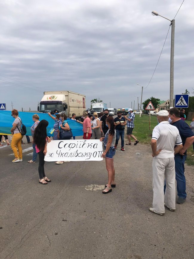 Жители сел Новотроицкого района на Херсонщине перекрыли дорогу Херсон-Геническ и протестуют против принудительного объединения в единую ОТГ 06