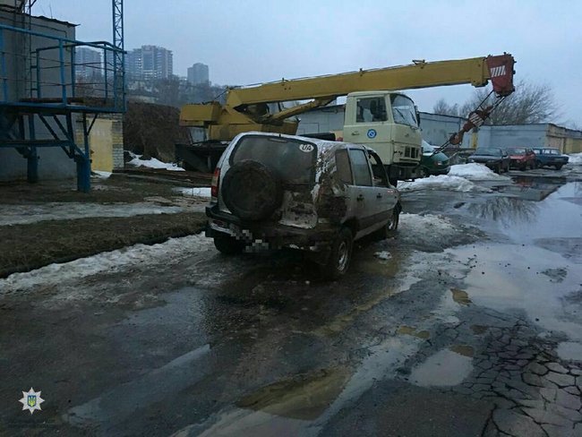 Обвал грунта в Харькове: 70 домов остались без воды, в глубокую яму провалился внедорожник 08