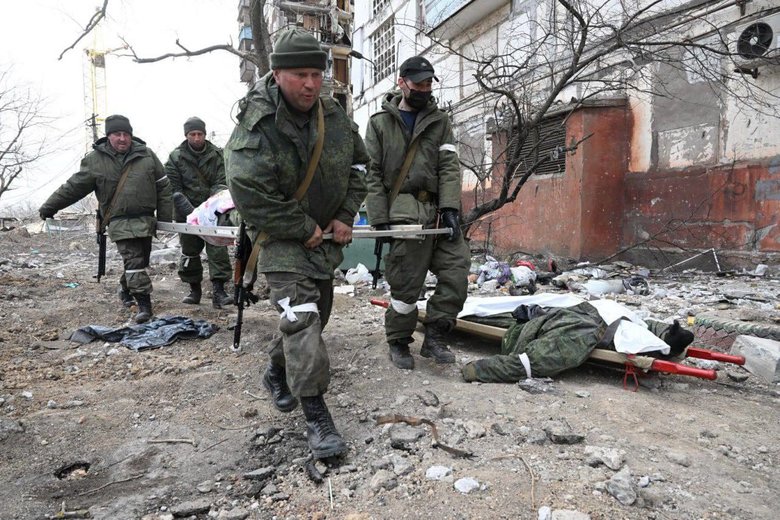 Загрузка уничтоженных российских солдат в Мариуполе 04