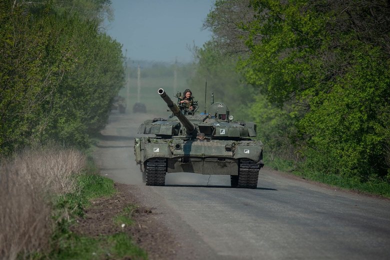 Бійці 93-ї ОМБр влаштували парад на трофейних російських танках 01