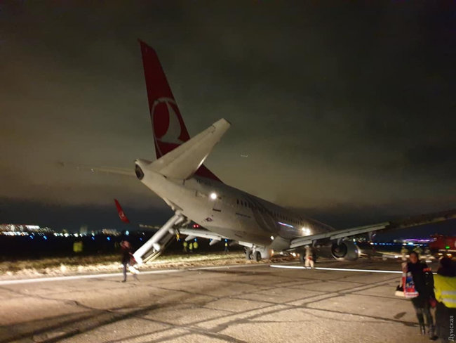 Жесткое приземление: у турецкого самолета сломалась стойка шасси во время посадки в аэропорту Одессы 06
