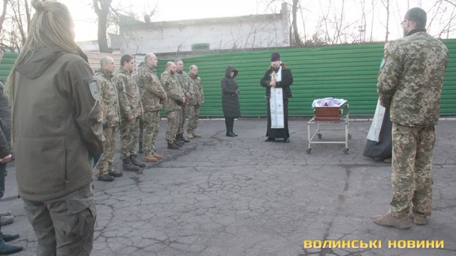 Побратими попрощалися із загиблим українським воїном Миколою Сорочуком у Маріуполі 04