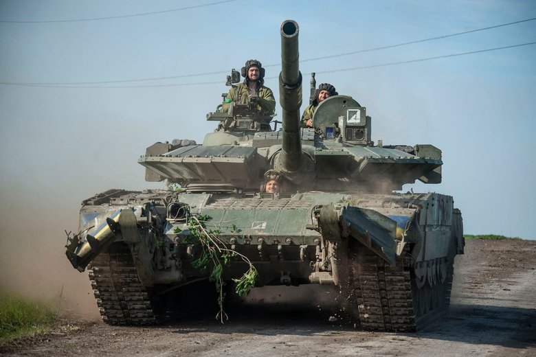 Бійці 93-ї ОМБр влаштували парад на трофейних російських танках 04
