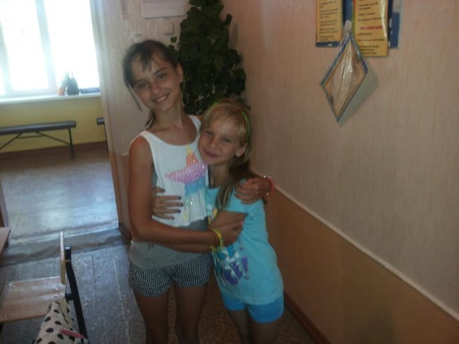Волонтер Ксюша Киевская просит помочь в лечении 11-летней девочке, получившей ранения и потерявшей маму во время обстрела на Донбассе 01