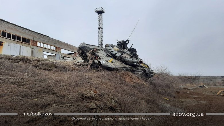 Азовці показали знищену техніку росіян у Маріуполі 07