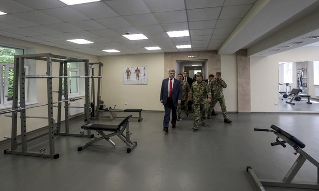 Порошенко посетил реабилитационный центр для военнослужащих Тисовец на Львовщине и пообещал обеспечить расширение базы 01