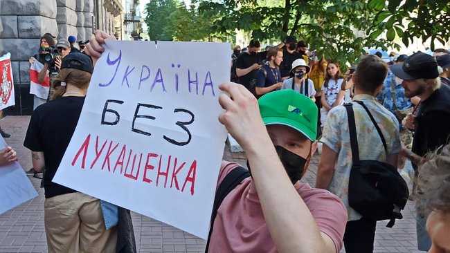Націоналісти й анархісти мітингували під СБУ за і проти депортації білоруського активіста Боленкова 09