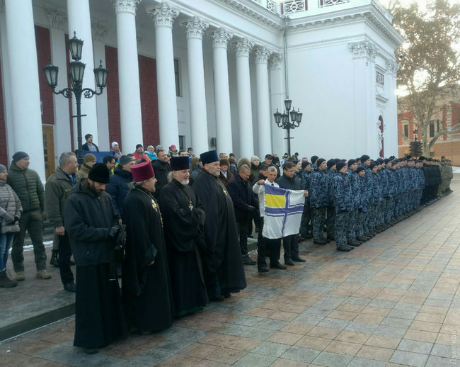 Флаг ВМСУ подняли у мэрии Одессы: его снимут, когда пленные моряки вернутся домой 03