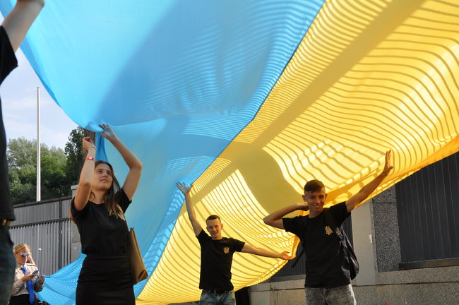 Самый большой флаг Украины пронесли по центру Киева 11