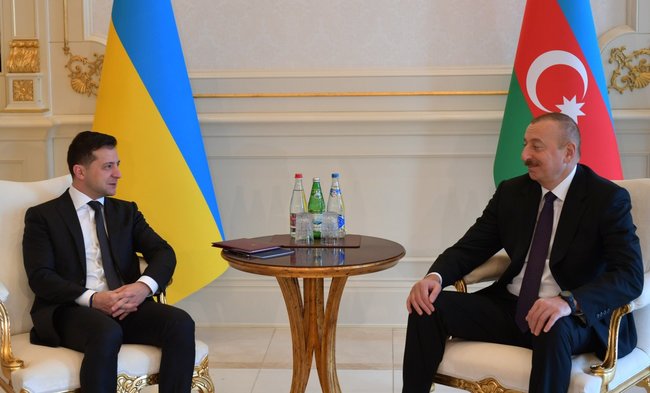 Состоялась официальная церемония встречи президентов Украины и Азербайджана 05