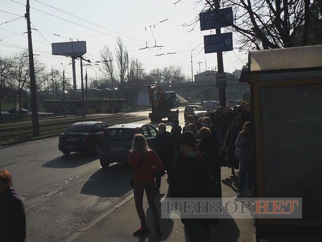 Переполненные маршрутки, штурмующие автобус пассажиры и люди без масок: общественный транспорт Киева в условиях карантина 19