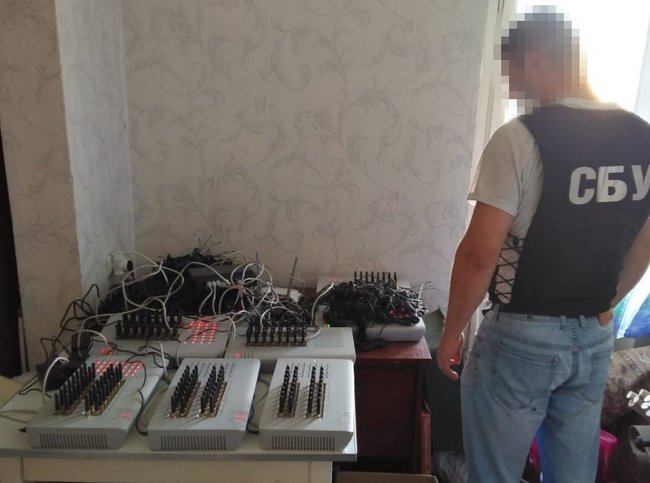 СБУ блокувала діяльність потужної ботоферми, яку координували куратори з РФ. Вилучена техніка на суму понад 1 млн грн 06