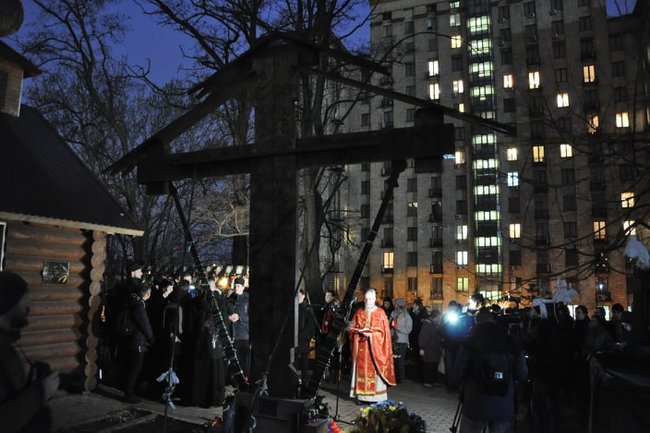 В центре Киева прошла панихида по Небесной Сотне, на месте гибели героев зажгли Лучи достоинства 14