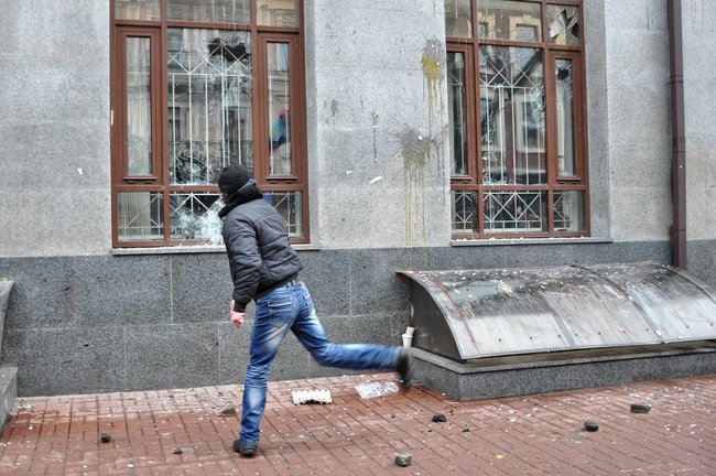 Акция Смерть России!: Националисты забросали камнями здание Россотрудничества и двух банков в Киеве 35