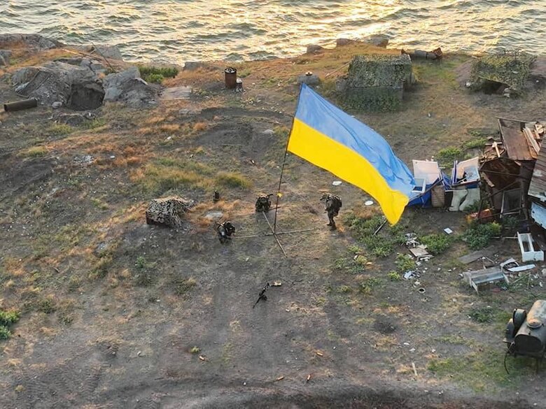 На Зміїному встановили прапор України 04