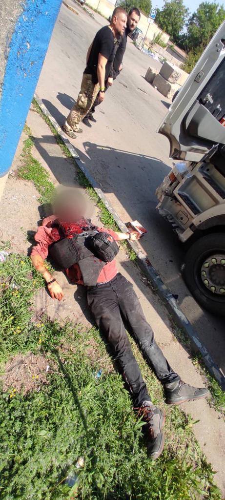 Рашисты обстреляли эвакуационный автомобиль в Луганской области, погиб французский журналист, - Гайдай 03