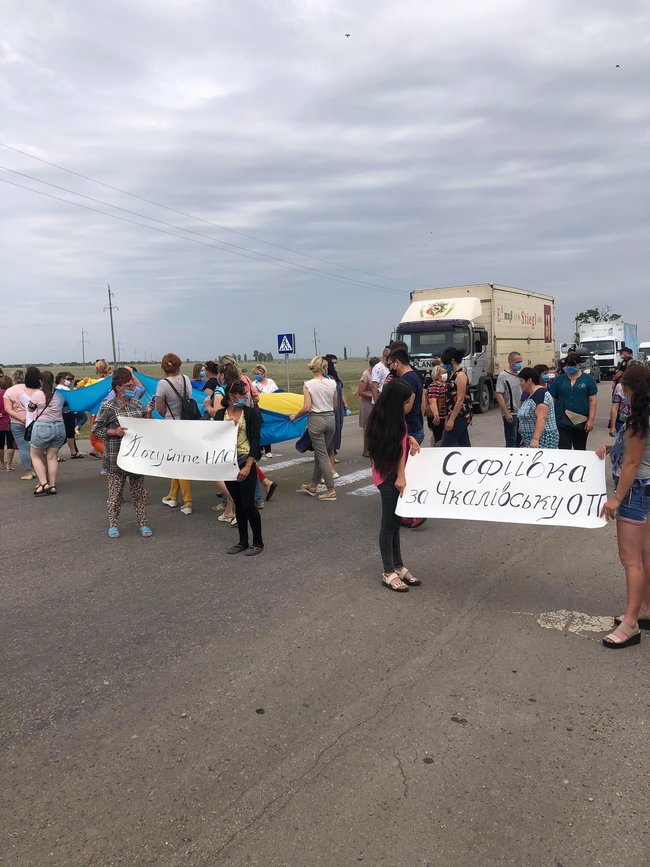 Жители сел Новотроицкого района на Херсонщине перекрыли дорогу Херсон-Геническ и протестуют против принудительного объединения в единую ОТГ 05