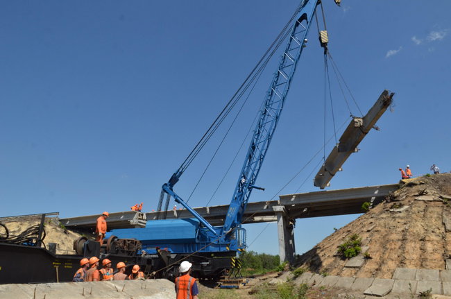 Военные восстанавливают мост автодороги Покровск - Бахмут - Михайловка, разрушенный НВФ в 2014 году, - Минобороны 02