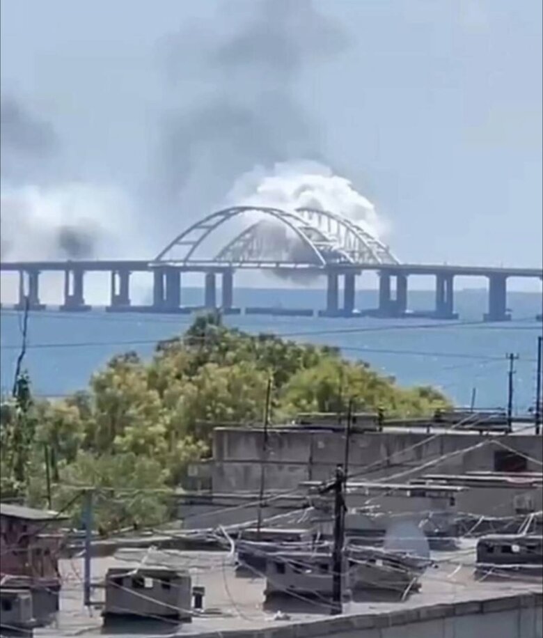 Вдень 12 серпня у районі Керченського мосту пролунали вибухи 03
