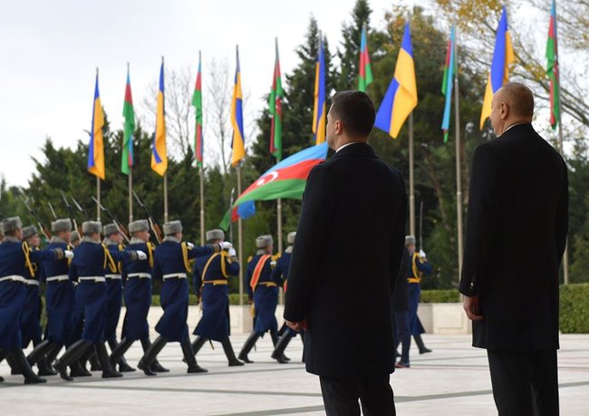 Состоялась официальная церемония встречи президентов Украины и Азербайджана 03