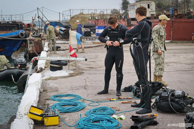 Водолазы США обследуют гидросооружения в акватории порта Южный для оборудования базы ВМС Украины 02