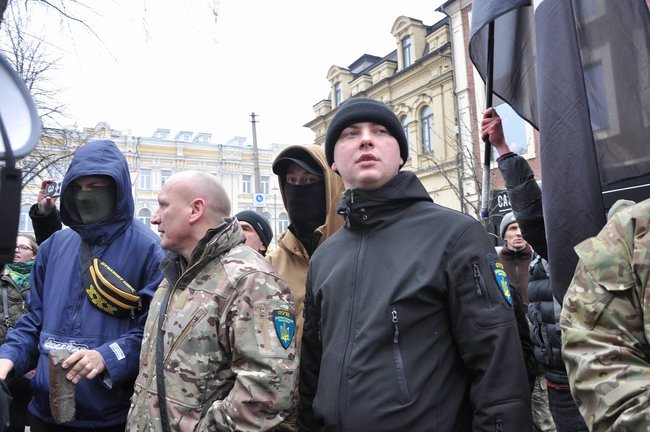 Акция Смерть России!: Националисты забросали камнями здание Россотрудничества и двух банков в Киеве 28