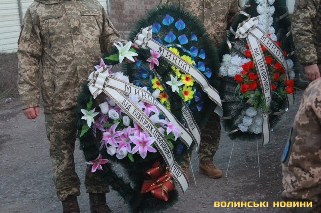Побратими попрощалися із загиблим українським воїном Миколою Сорочуком у Маріуполі 01