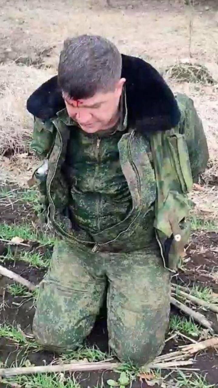 Украинские воины задержали российского летчика Ермалова, бомбившего мирные города Украины и Сирии, и убившего множество людей, - Бутусов 01