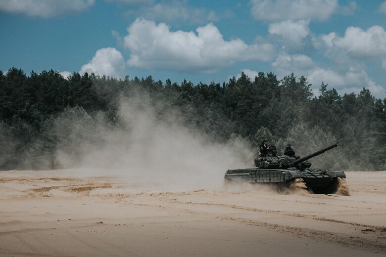 Залужный поблагодарил Польшу и Чехию за переданные Украине танки: Благодаря им боремся с общим многовековым врагом 09