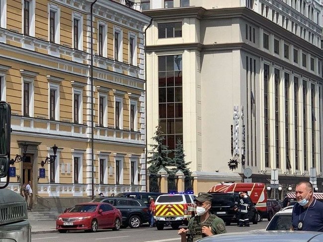 35-летний террорист под угрозой взрыва захватил банк в Киеве, в здании есть заложник, - Геращенко 02