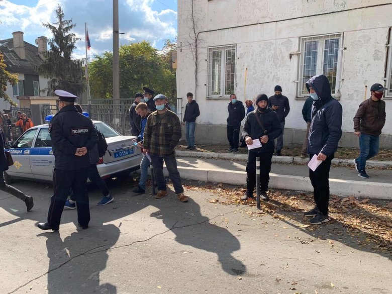 У Сімферополі окупанти затримали 21 кримського татарина під час суду у справі Червоногвардійської групи Хізб ут-Тахрір 02