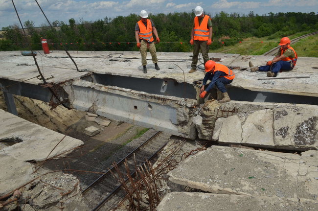 Военные восстанавливают мост автодороги Покровск - Бахмут - Михайловка, разрушенный НВФ в 2014 году, - Минобороны 07