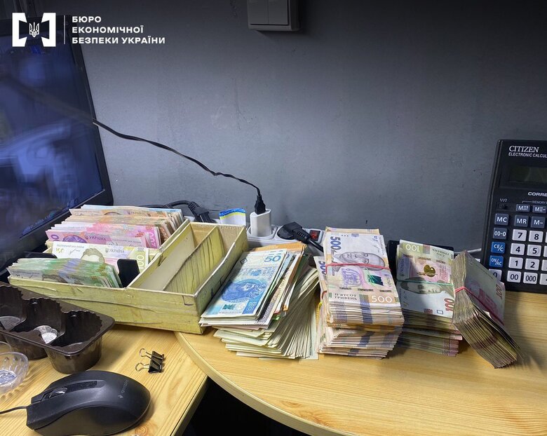 У Києві знайшли обмінники, які продавали фальшиві долари, – БЕБ 01