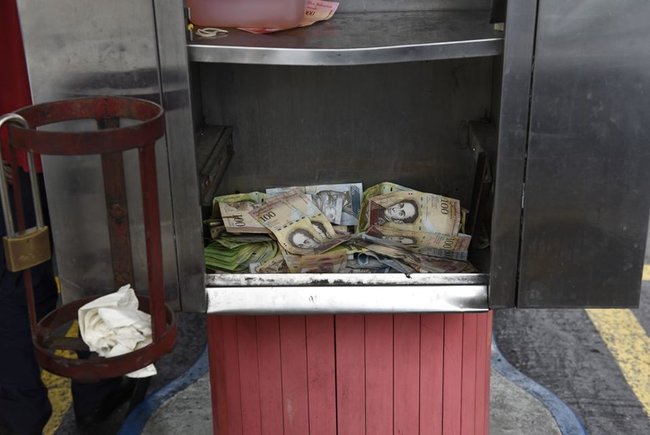 Представитель Украины в МВФ Рашкован о последствиях дефолта: Пустые магазины, набеги на банки, протесты и мародерство 15