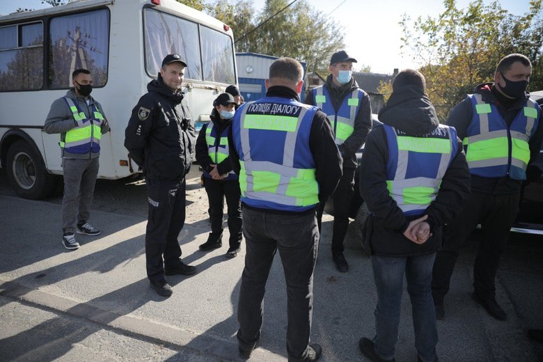 Мирна акція двох громадських організацій під будинком Порошенка: чергують 60 поліцейських, у ЄС заявляють про провокації з боку тітушок 07