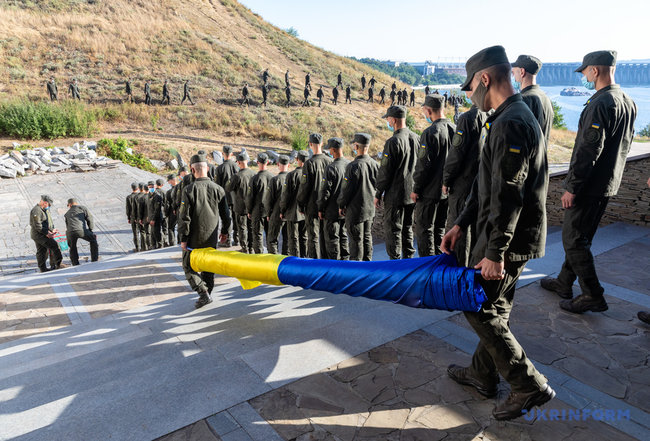На Хортиці військовослужбовці Нацгвардії розгорнули 100-метровий прапор України 03