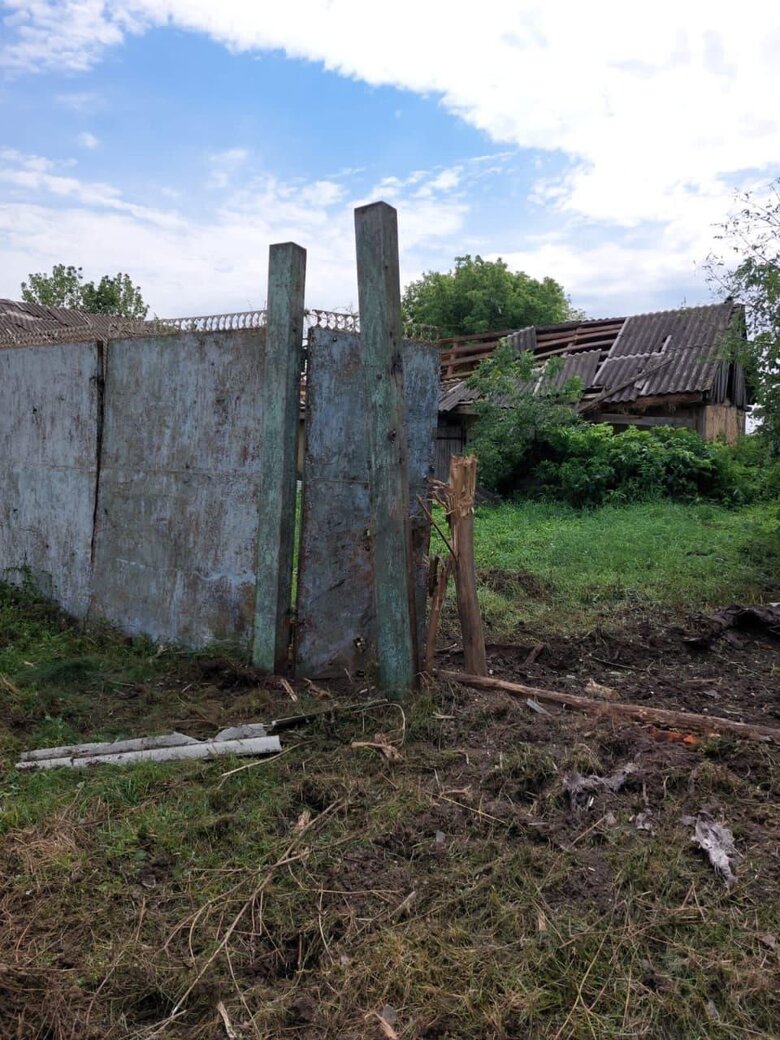 17 прилетов: россияне обстреляли село в Сумской области, - Живицкий 04