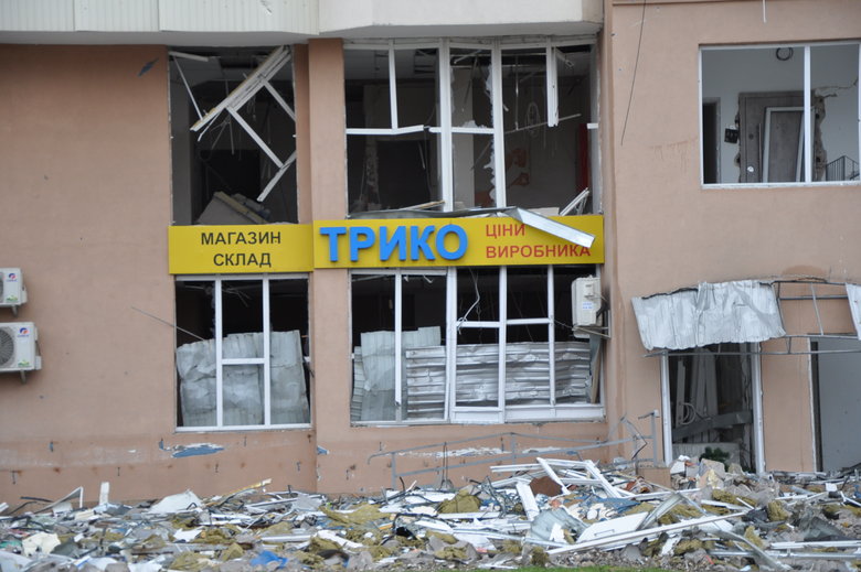Несколькометровые воронки и разрушенные дома: последствия обстрела Чернигова российскими оккупантами 51