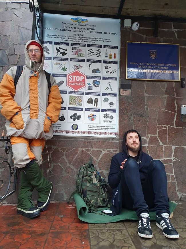 Активисты продолжают дежурить под Лукьяновским СИЗО, чтобы не допустить вывоза экс-беркутовцев 02