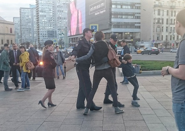 В центре Москвы полицейские задержали 10-летнего мальчика, декламировавшего Гамлета 01