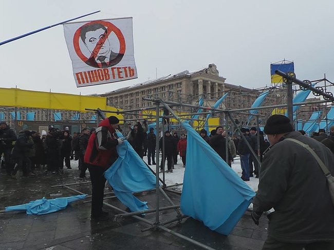 Участники марша за отставку Порошенко разобрали металлические конструкции, накануне установленные на Майдане Незалежности 04