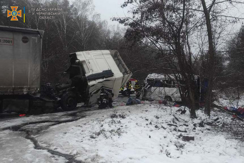 Столкновение грузовика и маршрутки в Черниговской области: 11 человек погибли, 8 - травмированы (обновлено) 13
