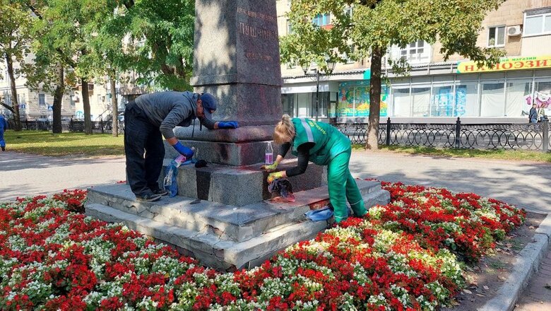 In Kharkiv, the monument to Pushkin was covered with red paint 03