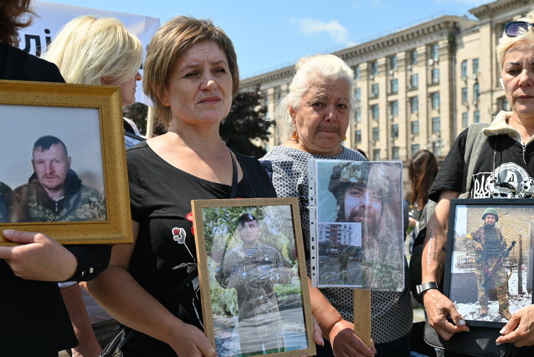 Рідні полеглих захисників України вимагали створити під Києвом військове кладовище 11