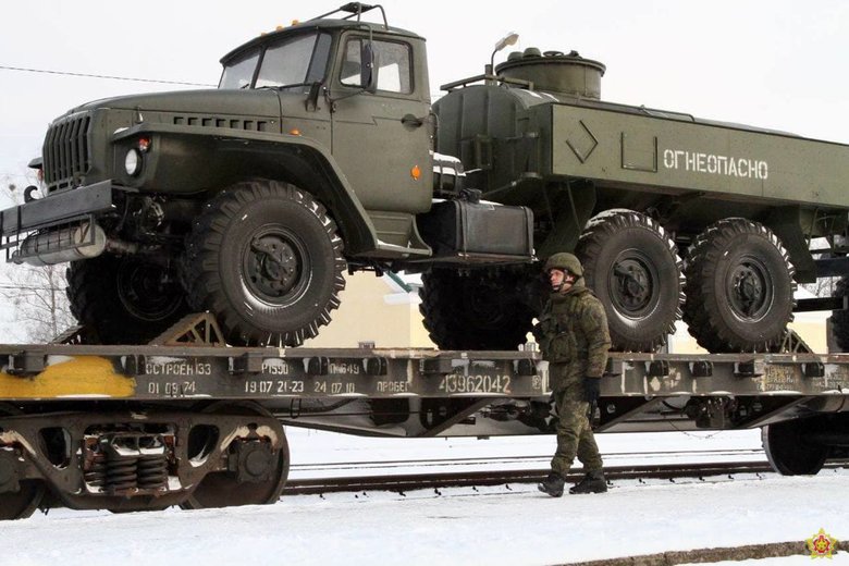 Російські військові та техніка продовжують прибувати до Білорусі 02
