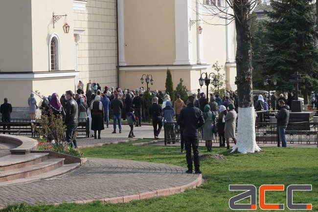 Область-лидер по коронавирусу в Вербное воскресенье: возле храмов в Черновцах собрались толпы прихожан 05
