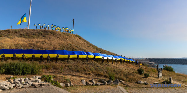 На Хортиці військовослужбовці Нацгвардії розгорнули 100-метровий прапор України 10