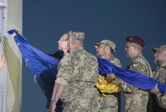 В Киеве мэр Кличко поднял самый большой флаг Украины 03